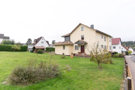 Ansicht vom Garten - Haus kaufen in Fuldabrück / Bergshausen - Zweifamilienhaus mit großem Grundstück in Fuldabrück-Bergshausen