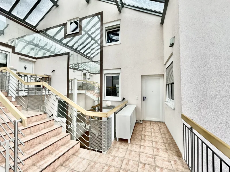 ATRIUM-Treppenhaus-Wohnungseingang