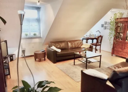 Wohnzimmer - Wohnung kaufen in Kassel - Urban Wohnen mit Flair!Gemütliche DG-Wohnung in bevorzugter Lage von KS-Wehlheiden