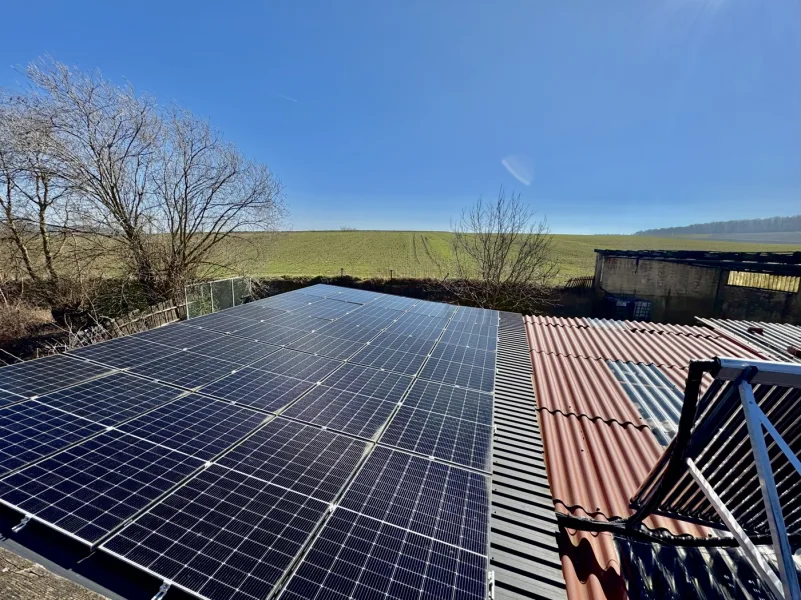 PV-Anlage auf dem Dach des Nebengebäudes