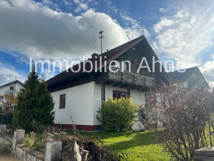 Nordwestansicht - Haus kaufen in Erisried - Dieses Anwesen wird Ihnen gefallen. EFH auf sonnigem Grundstück in Erisried/Stetten!