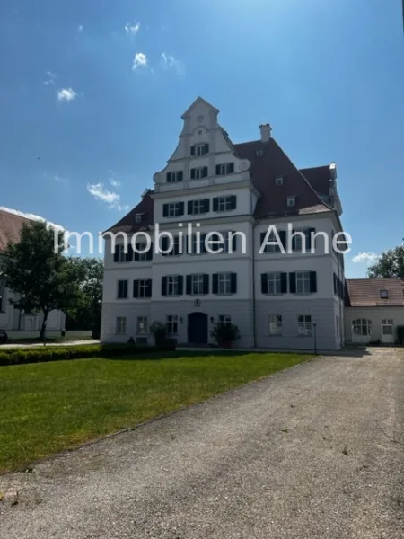 Außenansicht - Wohnung kaufen in Krumbach (Schwaben) / Niederraunau - Zeitlose Eleganz - 2-Zi. EG-Wohnung im historischen Schloss zu Niederraunau/Krumbach!