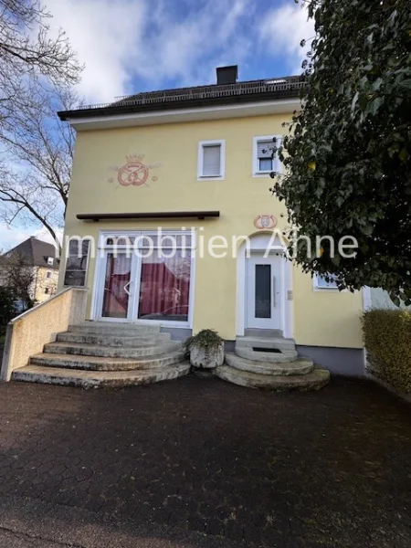 Westansicht - Haus kaufen in Mindelheim - Attraktives Wohnhaus mit kleiner Geschäftseinheit für vielseitige Nutzungsmöglichkeiten -Mindelheim!