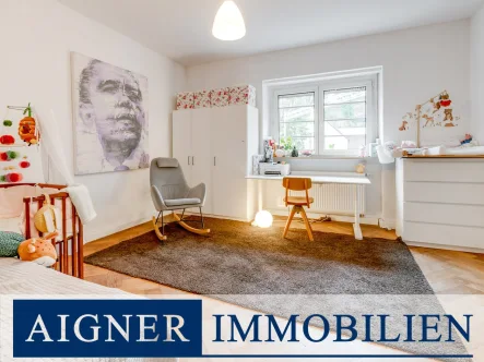 Wohnzimmer - Wohnung kaufen in München - AIGNER - Leerstehend: Denkmalgeschützter Altbaucharme auf 2,5 Zimmern