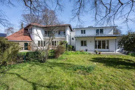 Außenansicht - Haus kaufen in Pullach - AIGNER - Im Herzen von Pullach: Einzigartiges Doppelhaus im beliebten Isartal