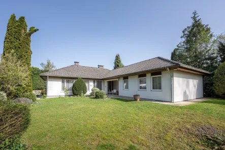 Gartenansicht - Haus kaufen in Fürstenfeldbruck - AIGNER - Architekten-Bungalow in einmaliger Lage nahe Amper!