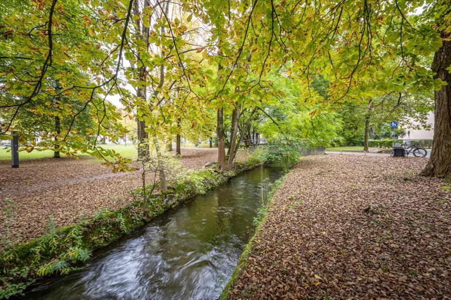 Fluss vor dem Haus