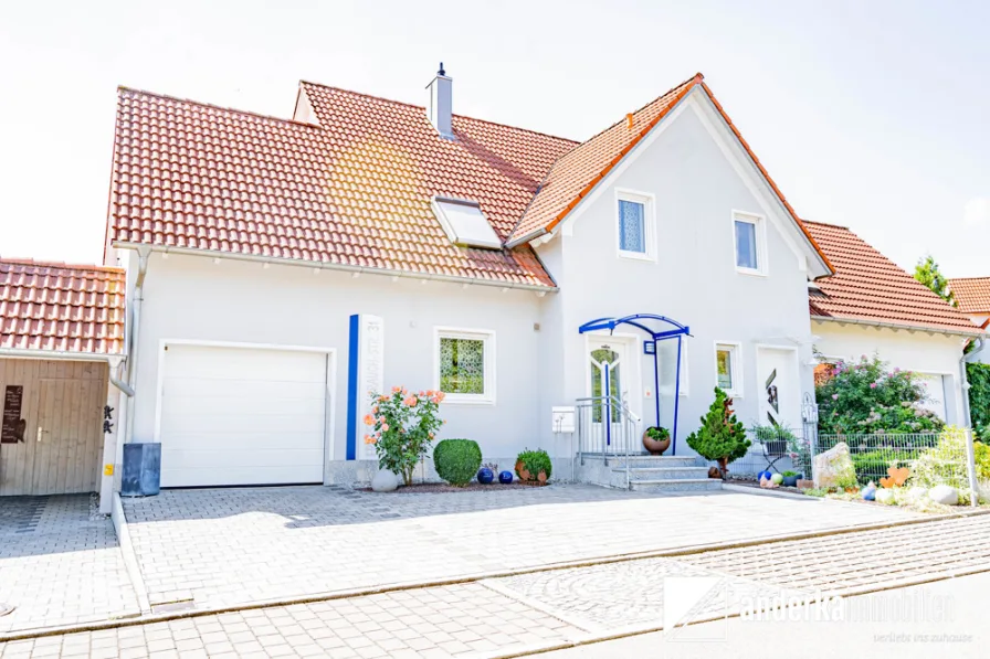Hausansicht - Haus kaufen in Donauwörth / Riedlingen - Familienfreundliches Wohnen! Tolle Doppelhaushälfte auf großem Grund in Riedlingen.