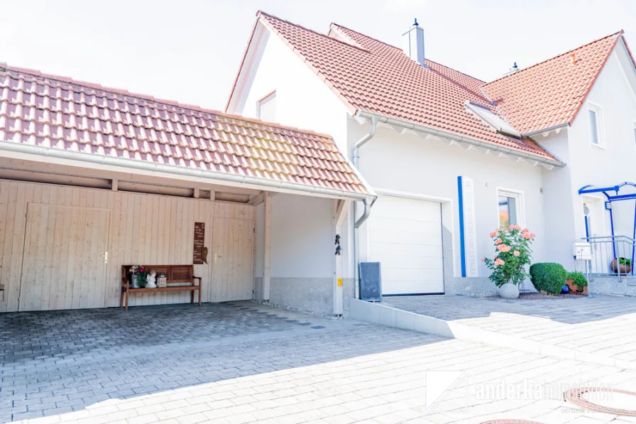 Garage und Doppelcarport