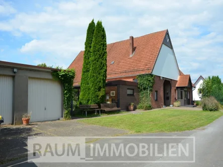 Gebäudeansicht mit Garagen - Haus kaufen in Herford / Eickum - Ländliches Anwesen mit 2 Wohneinheiten für Naturliebhaber und Tierfreunde.....