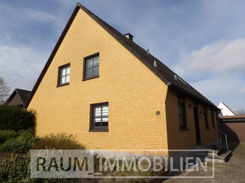 Gebäudeansicht Strassenseite - Haus kaufen in Hiddenhausen / Oetinghausen - Großzügiges Einfamilienhaus in bester Lage !!