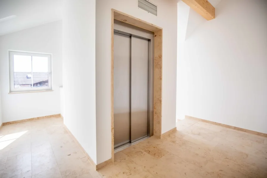 Lift vor der Wohnung