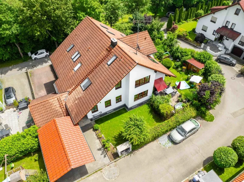 Titelbild - Wohnung kaufen in Oberschweinbach - Wunderschöne 4,5 Zimmer-Maisonette-Wohnung mit Garten und Carport in Oberschweinbach