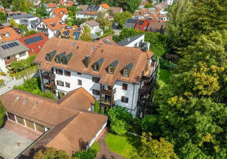 Titelbild - Wohnung kaufen in Gröbenzell - Geräumige 2-Zimmer-Wohnung mit 2 Balkonen und Garage