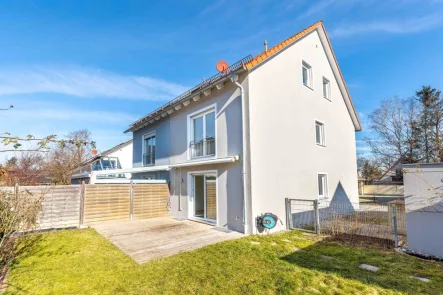 Titelbild - Haus kaufen in Gilching - Gepflegte Doppelhaushälfte mit Freisitz, großer Garage und Stellplatz