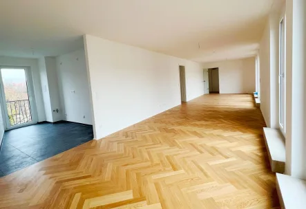 Wohnraum mit Küche - Wohnung mieten in München - Abendsonne auf der Dachterrasse - Ruhige Neubau 4 Zimmer Komfort-WohnungIm Rückgebäude in 81241 München