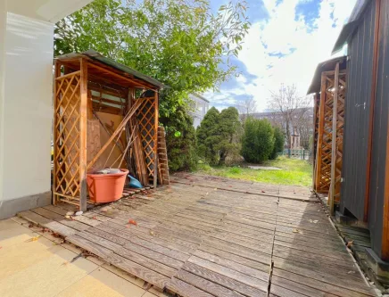 Blick in den Garten - Wohnung kaufen in Germering - "Haus im Haus" - Wohnung mit attraktiven Südgarten/-terrasse zum Selbstbezug! Nahe zur S-Bahn in 82110 Germering