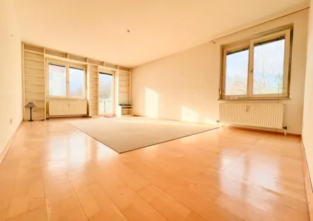 Wohnzimmer - Wohnung kaufen in Gilching - Attraktive und ruhige 3 Zimmer - Wohnung mit Süd-/West-Balkon zum Selbstbezug! Nahe zur S-Bahn in 82205 Gilching