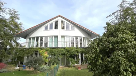 Südwestansicht - Wohnung mieten in Gauting - Attraktives  HAUS im HAUS mit Garten - 3 Zimmer auf 2 Ebenen