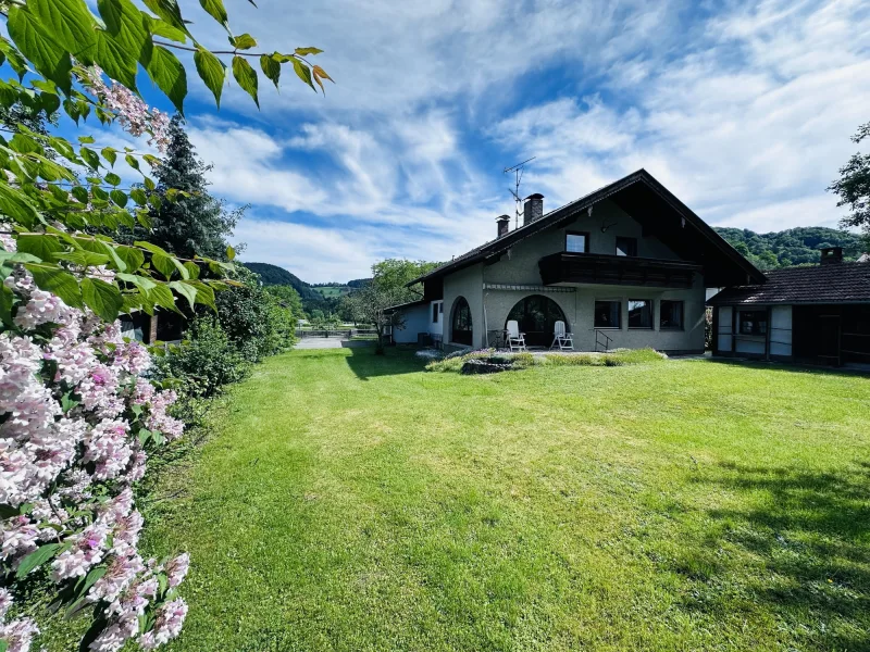  - Grundstück kaufen in Nussdorf am Inn - Attraktives Grundstück für ein Doppel- sowie Zweifamilienhaus in zentraler und ruhiger Lage mit Heubergblick!