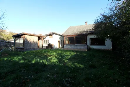 Ansicht Gartenseite - Haus kaufen in Kolbermoor - Stark Renovierungsbedürftiges EFH mit großem Grundstück in ruhiger Lage!