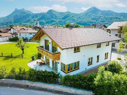 Aussenansicht - Haus kaufen in Aschau im Chiemgau - Am Fuße der Kampenwand, neuwertiges Einfamilienhaus in Traumlage