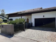 Einfahrt und Garage