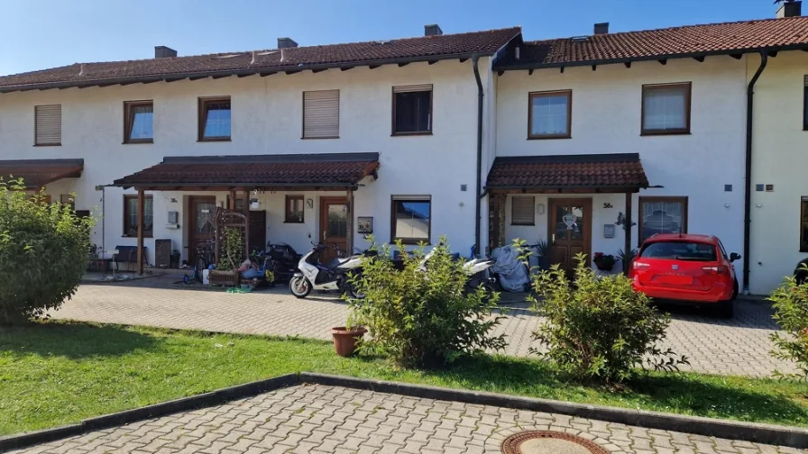 Hausansicht - Haus kaufen in Garching an der Alz - Vermietetes Reihenmittelhaus