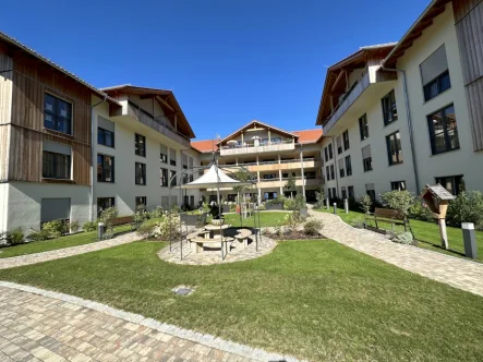 Gepflegte Außenanlage - Wohnung kaufen in Grassau - Pflegeappartement mit Mietgarantie zur Vorsorge in bevorzugter Lage