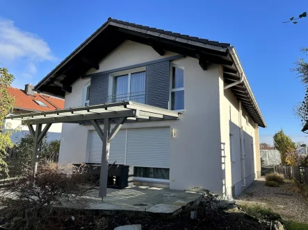  Ansicht - Haus kaufen in Rosenheim - Gepflegtes und großzügiges Einfamilienhaus mit Garage und Carport!