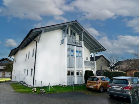 Ansicht - Wohnung kaufen in Großkarolinenfeld - Vermietete 1,5-Zimmer DG-Wohnung mit Balkon u. TG-Stellplatz!
