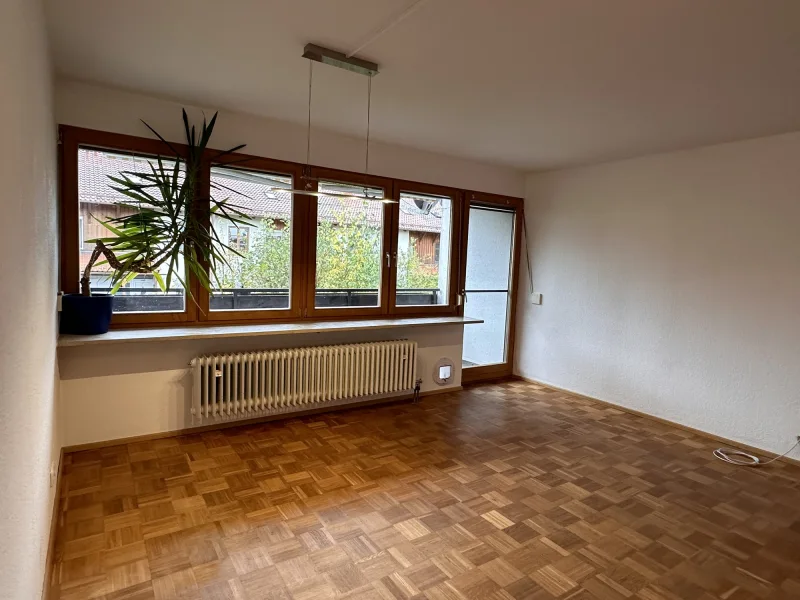 Der großzügige Wohn- und Essbereich mit  heller Fensterfront - Wohnung kaufen in Miesbach - Ideal für die Familie! - Geräumige 4 Zimmer Wohnung mit Südbalkon in ruhiger Wohnlage