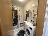 Bad mit Dusche und Waschmaschinenanschluss (1-Zimmer Wohnung)