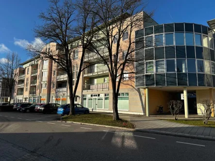 Außenansicht - Wohnung kaufen in Traunreut - Helle 3-Zimmer Eigentumswohnung mit zwei Westbalkonen für Kapitalanleger