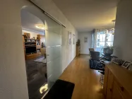 Durchgang zu 1-Zimmer Wohnung mit Glas-Schiebetür