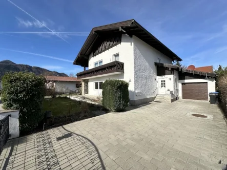 Ansicht Südost - Haus kaufen in Grassau - Gepflegtes, teilmodernisiertes Zweifamilienhaus mit Wellnessbereich und Garage in ruhiger Lage