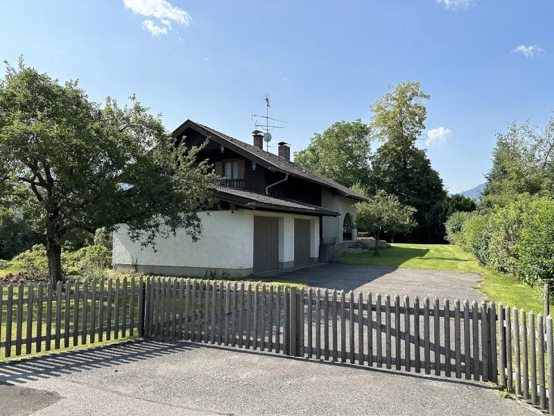 Impressionen vom Grundstück (Derzeit Altbestand) Blick von der Strasse in Richtung Süden