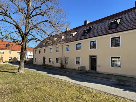 Aussenansicht - Wohnung kaufen in Trostberg - Renovierungsbedürftige 2,5 Zimmer Wohnung