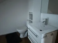 WC und Waschbecken im Dachgeschoss