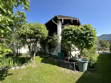 Ansicht Süd - Haus kaufen in Unterwössen - Ruhiges Zweifamilienhaus mit extra Appartement im EG und 2 Garagen