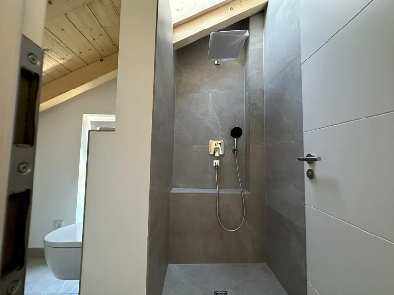 Zusätzliches Bad mit Dusche und WC im Dachgeschoss