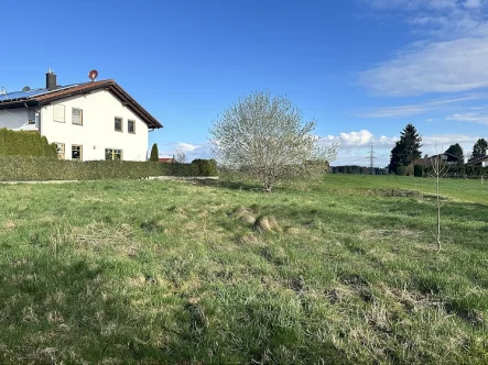 Parzelle West - Ansicht von Südosten - Grundstück kaufen in Großkarolinenfeld / Tattenhausen - Attraktives Baugrundstück (Parzelle West) für eine großzügige DHH am Ortsrand von Tattenhausen