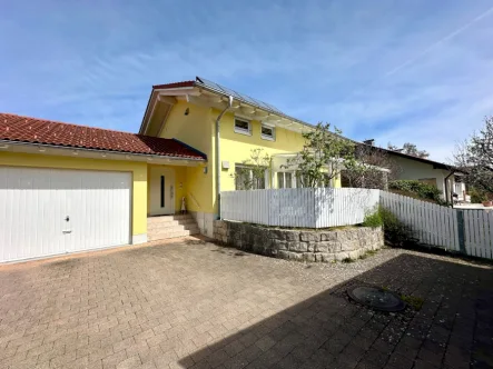 Ansicht - Haus kaufen in Kolbermoor - Gepflegtes Einfamilienhaus mit schönem Garten und Einzelgarage!