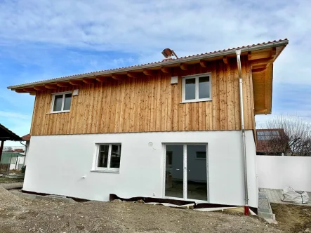 Ansicht - Haus kaufen in Rosenheim - Großzügiges Neubau-Einfamilienhaus mit Garage und Carport!