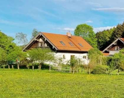 Ansicht - Haus kaufen in Bad Endorf - Einfamilienhaus in ruhiger Ortsrandlage