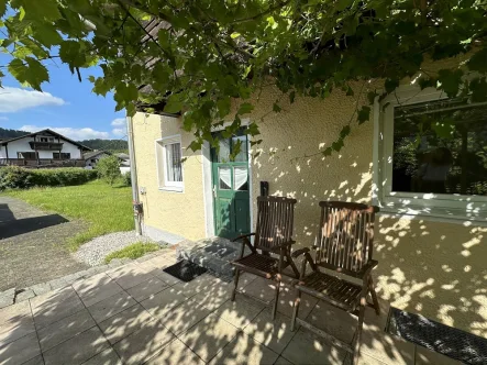 Terrasse - Haus kaufen in Marktl - Sanierungsbedürftiges Haus in Marktl mit großzügigem Grundstück