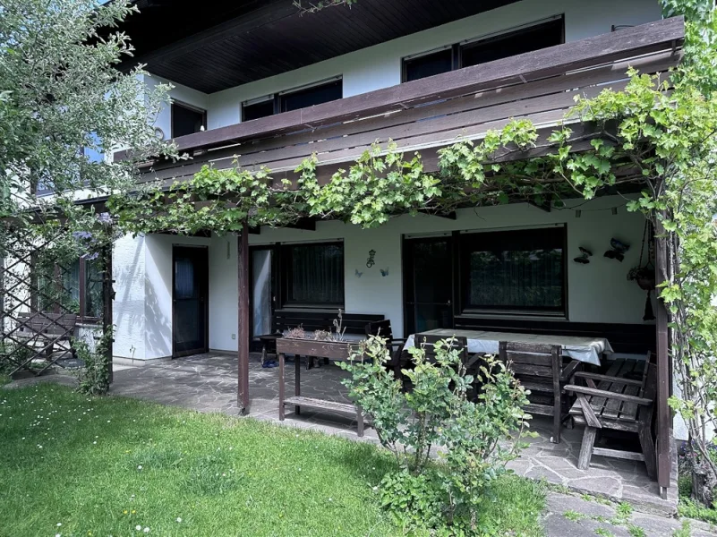 Die einladende Terrasse mit Weinlaube