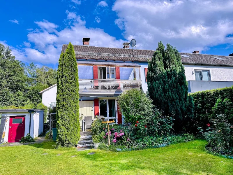 Ansicht  - Haus kaufen in Rosenheim - Gepflegtes Zweifamilienhaus mit Einzelgarage auf Erbpachtgrundstück!