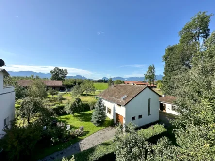 Aussicht Balkon - Wohnung kaufen in Rosenheim - Attraktive und ruhig gelegene 3,5-Zimmer Wohnung mit Garage und herrlichen Ausblick!