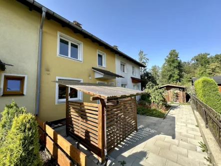 Ansicht - Haus kaufen in Rosenheim - Besonderes Reihenmittelhaus mit großem Grundstück und Einzelgarage!